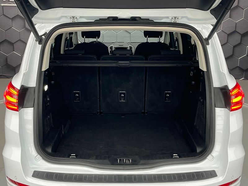 Ford S-MAX 2.0 EB Titanium LED manuál - fotka 31 z 65