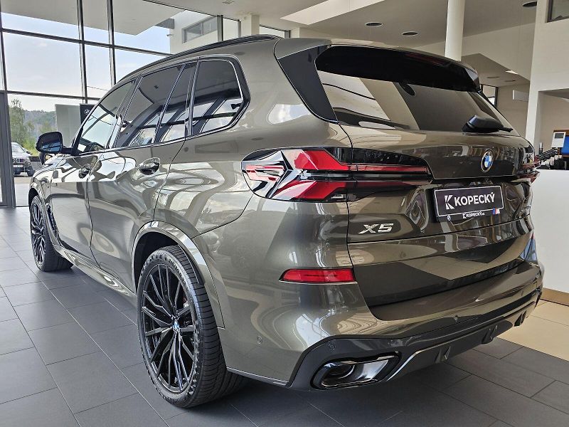 BMW X5 xDrive40d - fotka 5 z 36