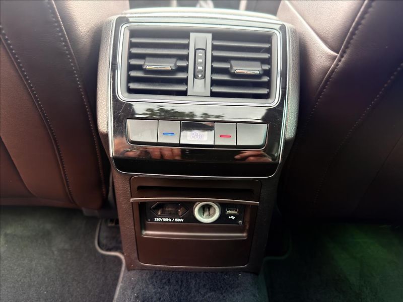 Škoda Superb 2,0 TDi Laurin & Klement - fotka 27 z 54