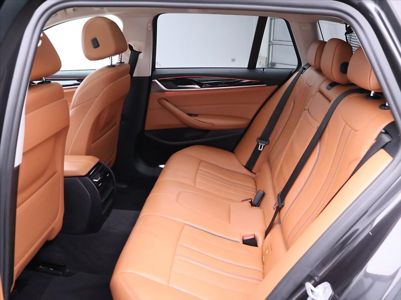 BMW Řada 5 2,0 520da 120kW Sport - fotka 16 z 38