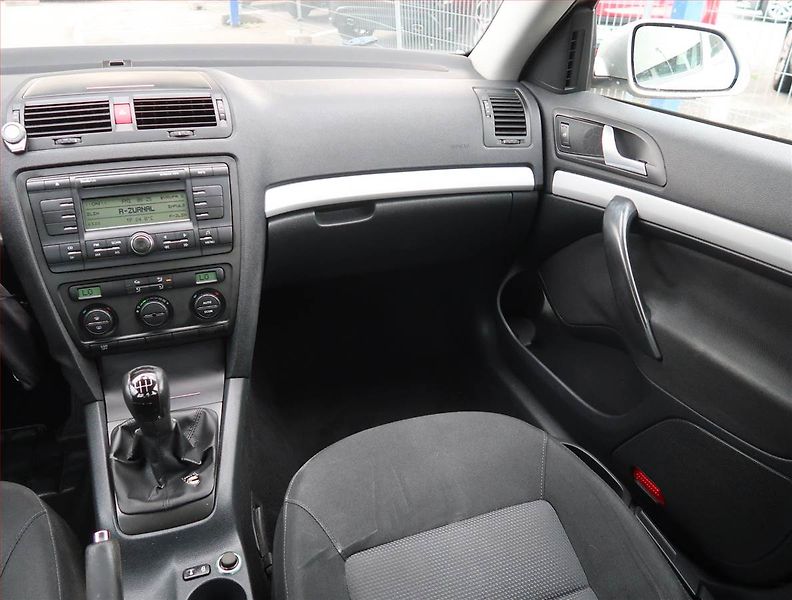Škoda Octavia (2007) Ambiente 1.6, Serv.kniha - fotka 8 z 15