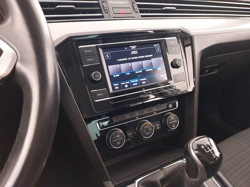 Volkswagen Passat (2019) 1.5 TSI, Tempomat - fotka 12 z 24