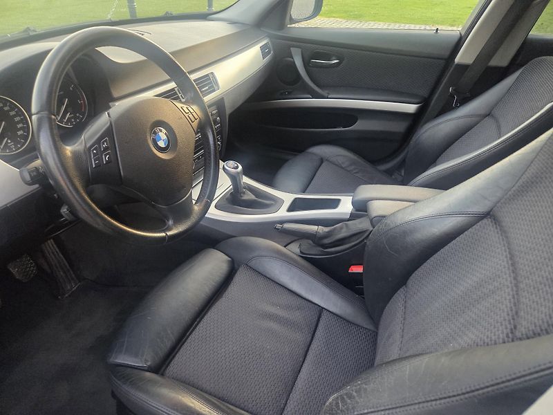BMW Řada 3 (2009) 320d, 130 kW,2.sada kol,manual - fotka 10 z 25