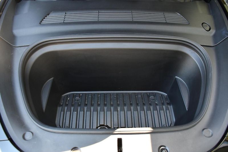 Tesla Model Y LONG RANGE DUAL MOTOR  - fotka 44 z 46