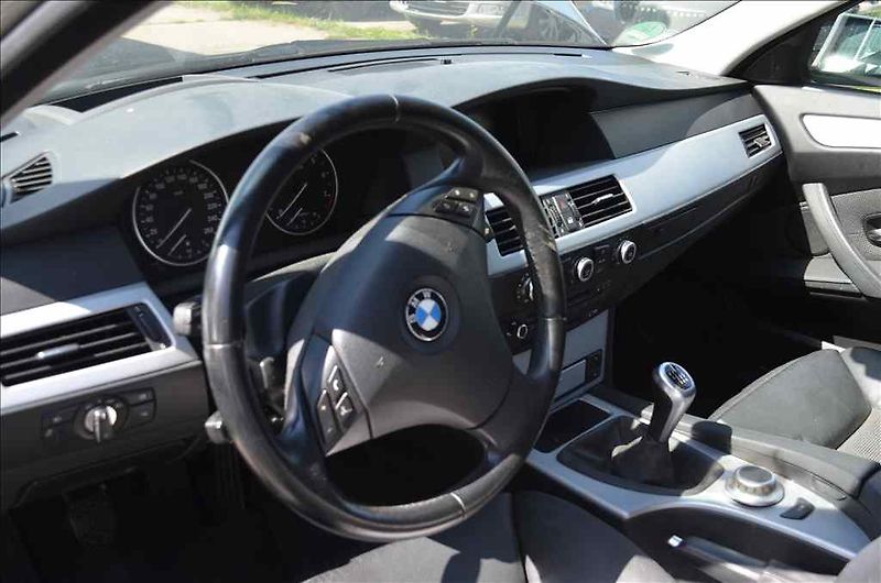 BMW Řada 5 (2008) 560 TOURING - fotka 26 z 33
