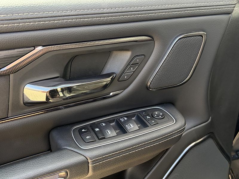 RAM 1500 (2024) Laramie 5.7 V8 HEMI LIFT - fotka 43 z 49
