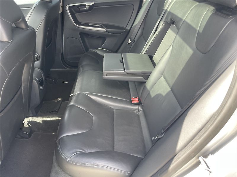 Volvo XC60 2,4 D4 Summum AWD Geartr GPS P - fotka 8 z 32