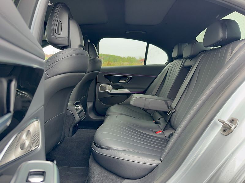 Mercedes-Benz Třídy E E 220 d 4MATIC AMG - fotka 14 z 39