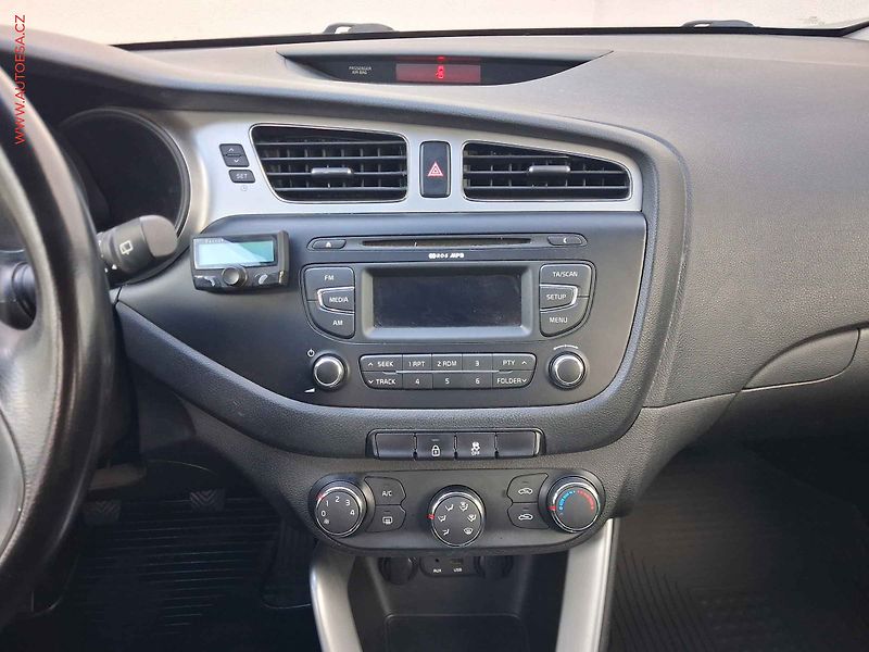 Kia Ceed (2013) 1.4 16V, 2.maj,ČR, AC, TZ - fotka 12 z 15
