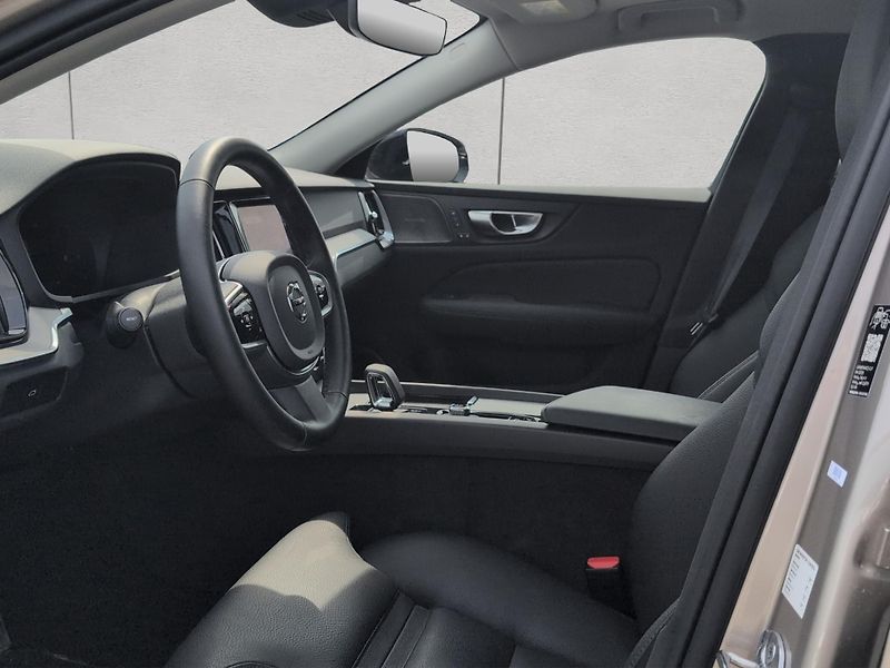 Volvo V60 B4 Plus Dark - fotka 10 z 27