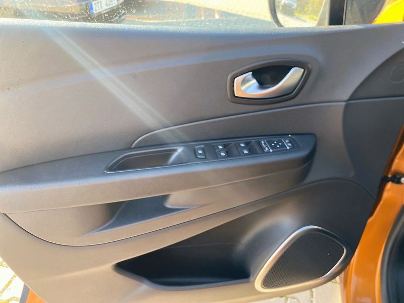 Renault Captur (2019) Limited TCe 130 - fotka 16 z 27