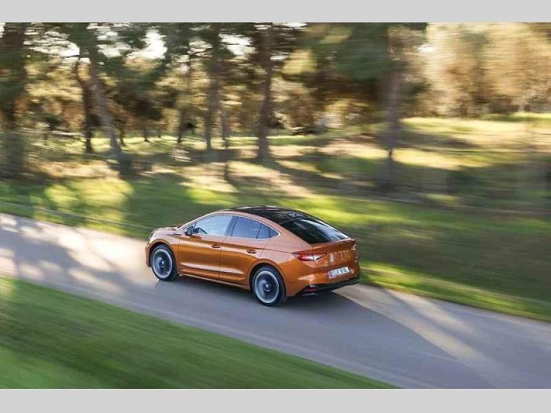 Plně elektrické SUV Škoda Enyaq Coupé iV (na snímku) se představilo v roce 2022 a vzbudilo u zákazníků velký zájem. Automobilka zrychluje svoji elektrickou ofenzivu: do roku 2026 představí tři zcela nové elektrické modely a další budou následovat.
