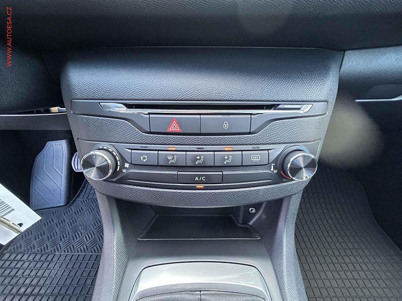 Peugeot 308 (2015) 1.2 PT, 1.maj,ČR, Access - fotka 14 z 15