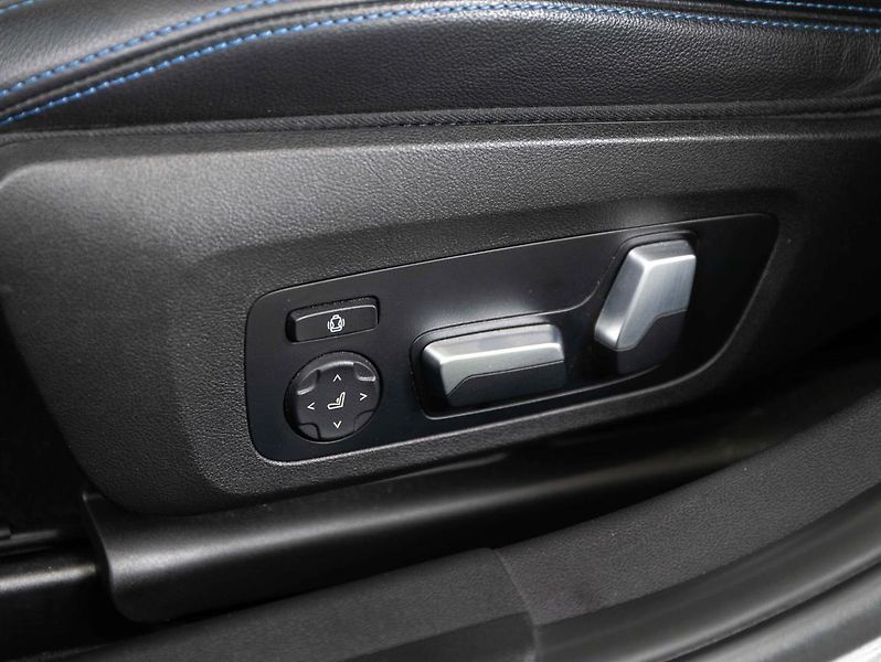BMW Řada 3 330i xDrive - fotka 20 z 22