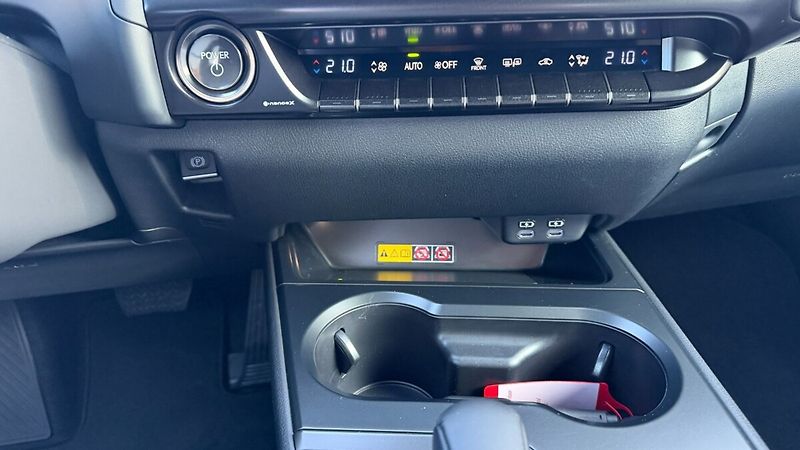 Lexus UX 300h 300H 2,0 HEV PRESTIGE 4X4 - fotka 16 z 27