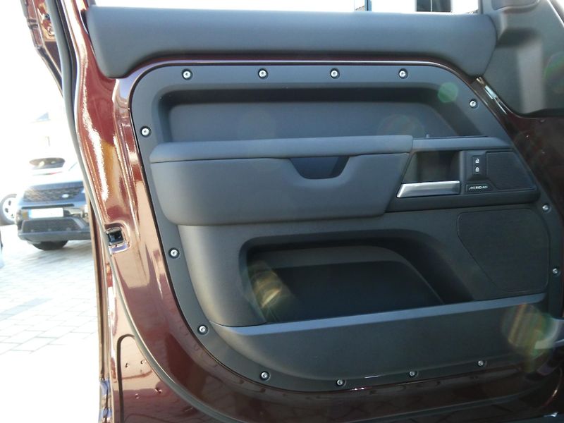 Land Rover Defender (2026) 130 3,0 X-Dynamic SE D350 - fotka 14 z 41