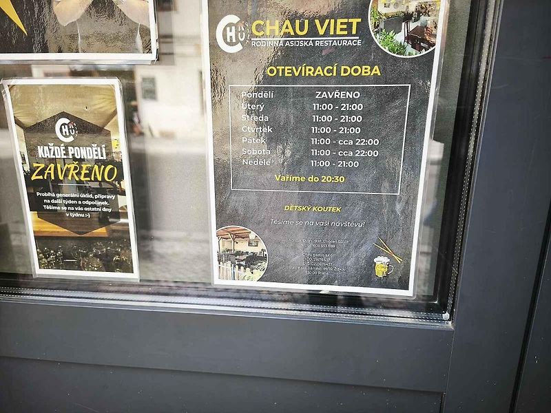 U stolu vás obslouží vždy usměvavá Monika Leová.
