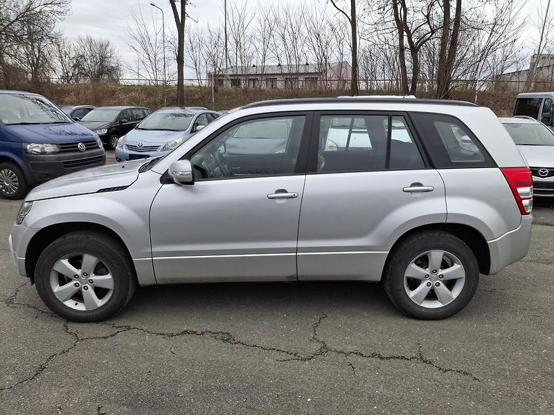 Suzuki Grand Vitara 2.0 benzin 103 kw 4x4 - fotka 2 z 20