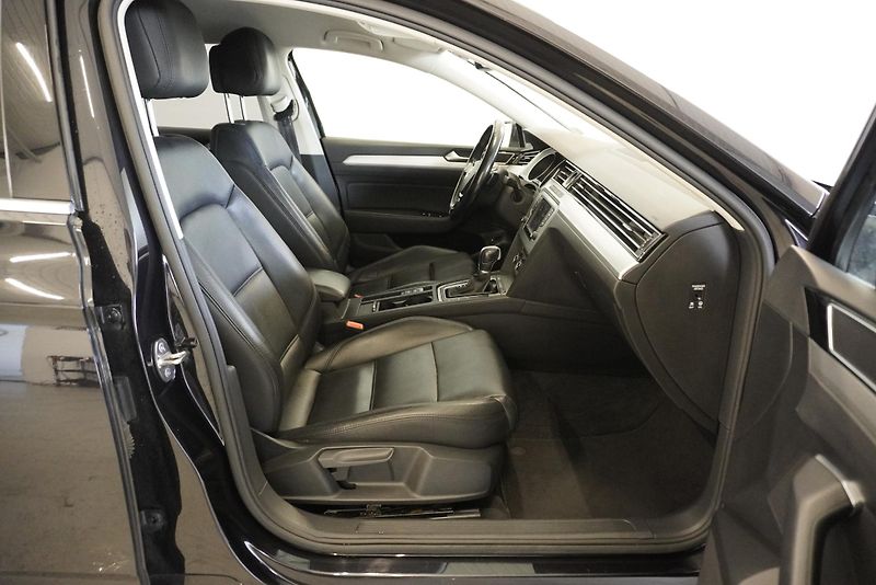 Volkswagen Passat 2.0TDi HIGHLINE DSG - fotka 28 z 42