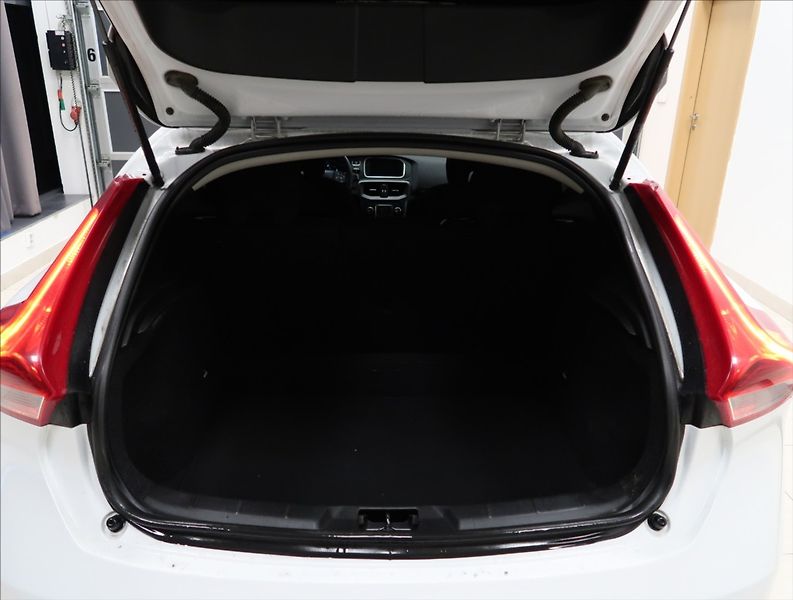Volvo V40 1,6 D2 VÝHŘEV SEDADEL 2x ALU - fotka 9 z 23