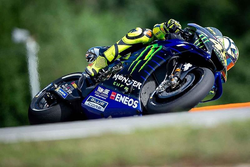Motocyklová legenda Valentino Rossi při závodě na Masarykově okruhu v roce 2019.