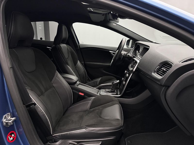 Volvo V40 T3 R-DESIGN AUT REZERVACE - fotka 23 z 47