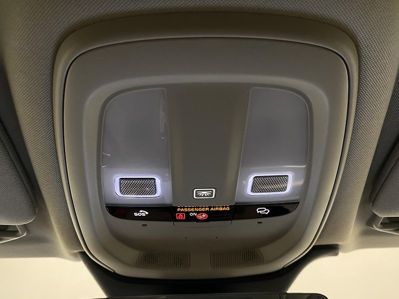 Volvo V90 T6 AWD RECHARGE DARK PLUS - fotka 30 z 58