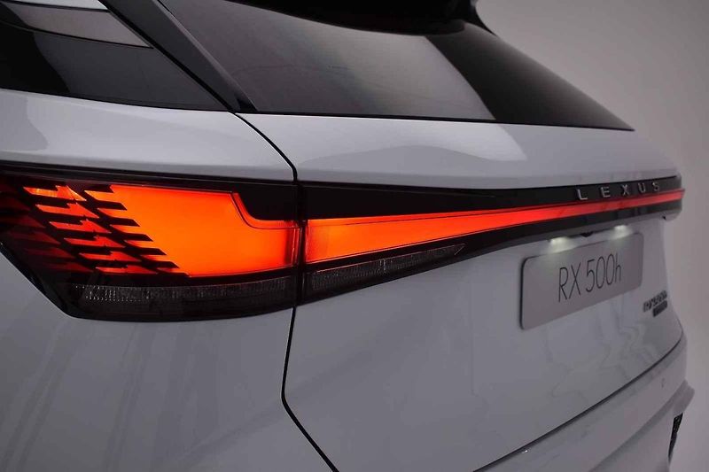 Lexus odtajnil novou generaci svého bestselleru RX