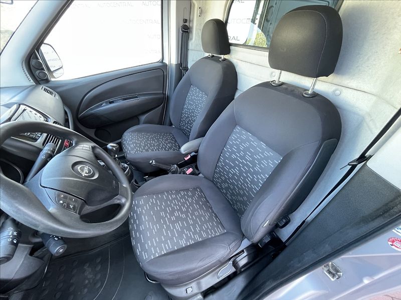 Opel Combo 1,4 i + CNG,88kW,serv.kn. - fotka 12 z 21