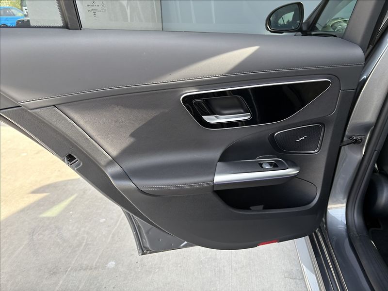 Mercedes-Benz Třídy C 2,0 220d 147 KW AMG 4 MATIC CZ - fotka 28 z 32