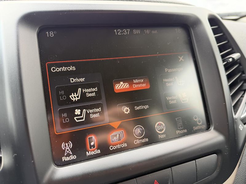 Jeep Cherokee 2.0 M-JET 4X4 LIMITED NAV KŮŽE - fotka 26 z 43