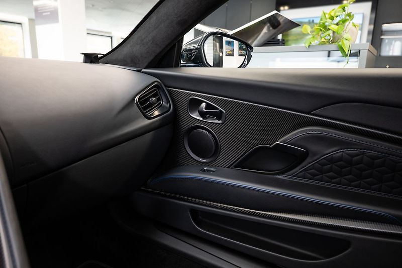 Aston Martin DBS - fotka 18 z 31