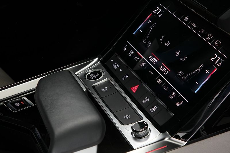Audi e-tron 55 300kW S-Line Tažné Panorama - fotka 27 z 47
