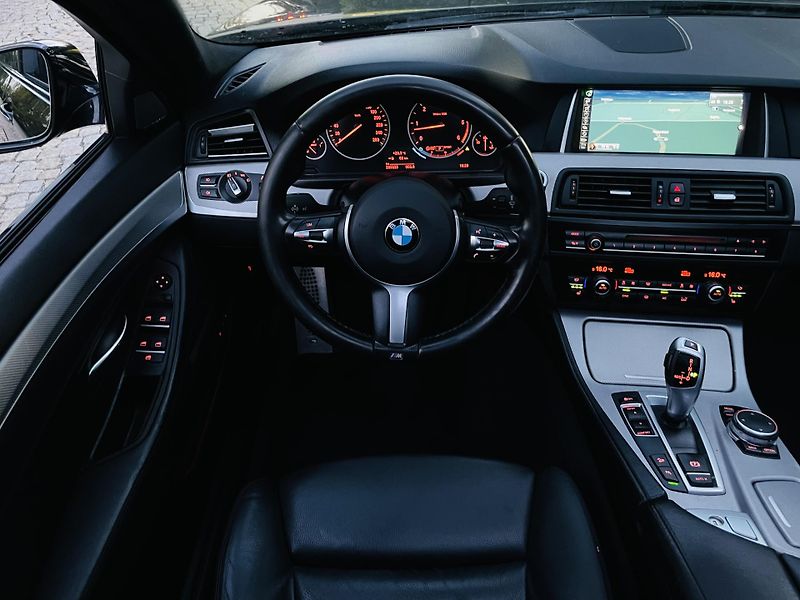 BMW Řada 5 530D AUT XDRIVE TAŽNÉ M-PAKET - fotka 27 z 48