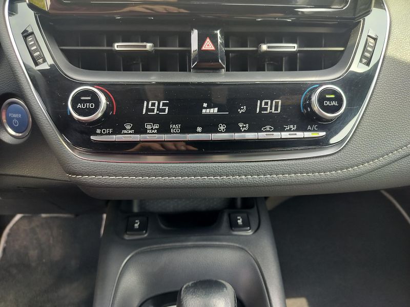 Toyota Corolla 1.8 hybrid business, navigace - fotka 15 z 26