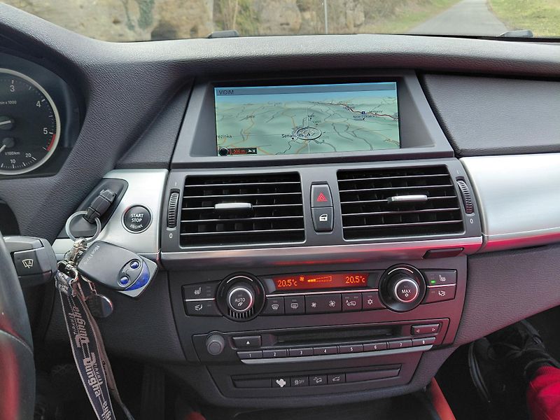 BMW X6 (2013) Pěkný stav, málo najeto - fotka 25 z 27