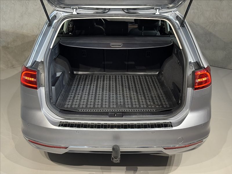 Volkswagen Passat 2,0 TDi  DSG Highline Virtual - fotka 12 z 49
