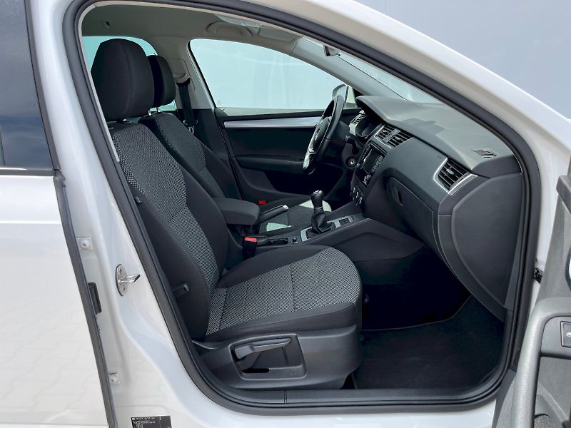 Škoda Octavia (2014) Combi 1.6 TDI Ambition - fotka 17 z 34