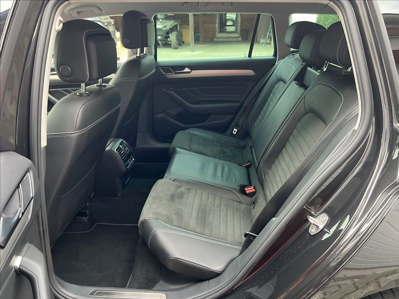 Volkswagen Passat 2,0 TDi DSG ELEGANCE MATRIX - fotka 13 z 36