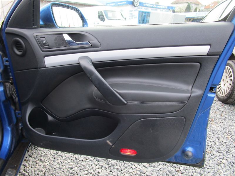 Škoda Octavia Combi 2.0TDi RS, aut. Klima - fotka 20 z 40