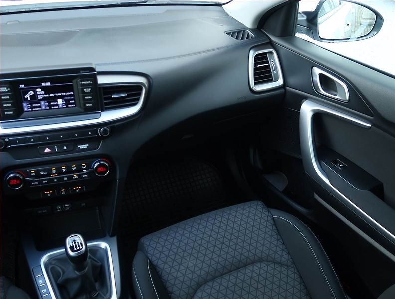 Kia Ceed (2019) 1.4 T-GDI, Serv.kniha - fotka 8 z 18