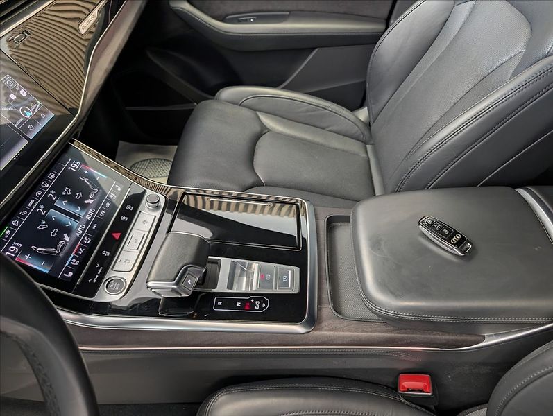 Audi Q8 E55 TFSI Quattro S-line - fotka 23 z 38