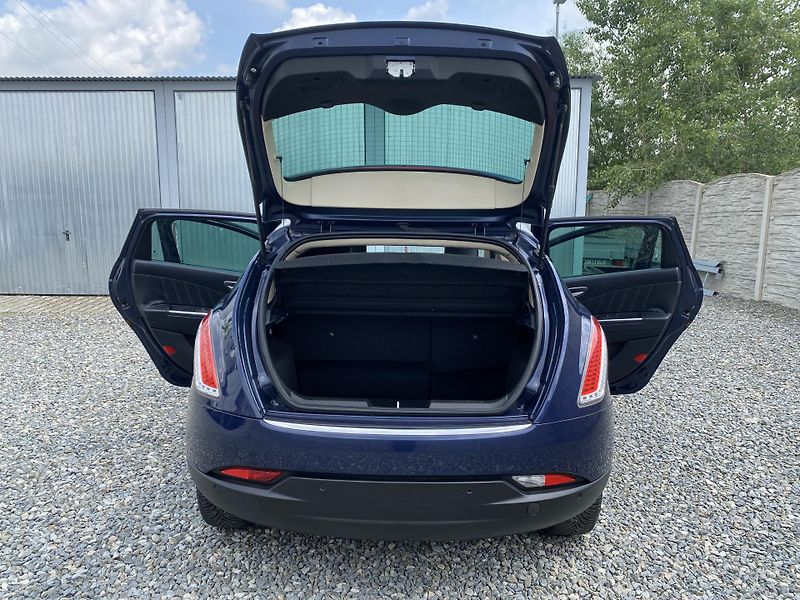 Lancia Delta 2.0JTD 165PS SPORT NAVI SERVIS - fotka 142 z 169