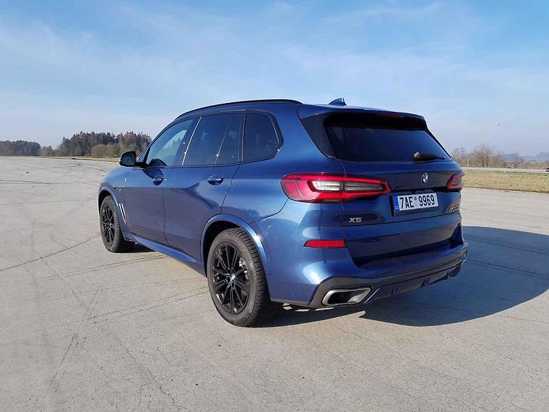 BMW potřebuje více točivého momentu, protože váží o půl tuny víc než Mercedes.