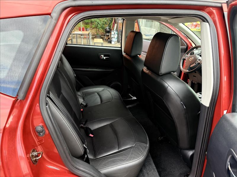 Nissan Qashqai 2,0 i Tekna - fotka 20 z 23
