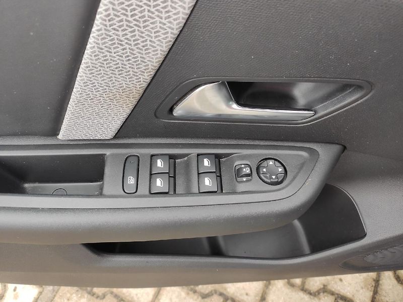 Citroën C4 (2021) C4 FEEL 1.2 130k MAN6 navigace - fotka 31 z 36