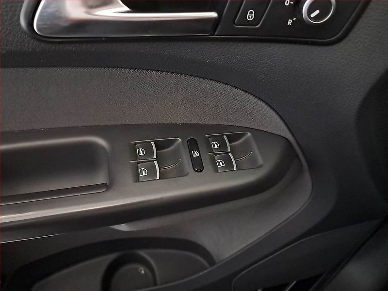Volkswagen Touran (2011) 1.4 TSI, 7 míst, Navi - fotka 19 z 21