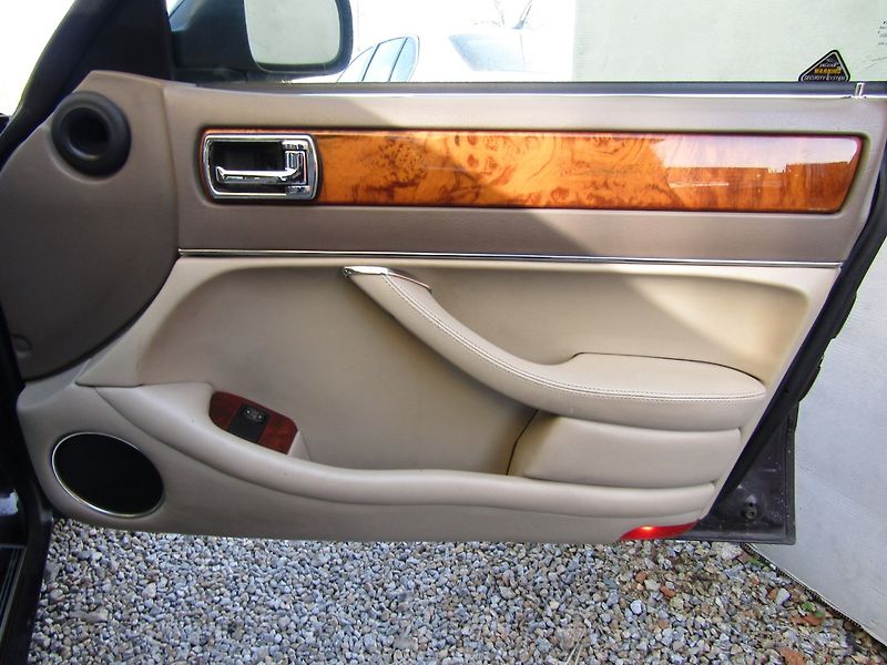 Jaguar XJ6 (1995) 3.2 R6 155kW  PLNĚ POJÍZDNÉ - fotka 26 z 35