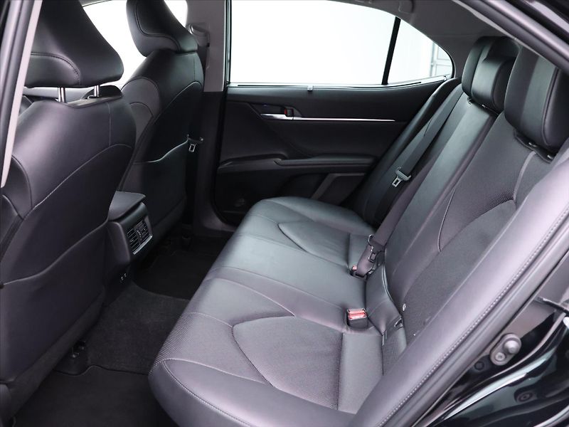 Toyota Camry 2,5 HEV Aut. CZ Executive DPH - fotka 15 z 40