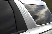 Nezapomnělo se ani na detaily - například zdobení C-sloupku...